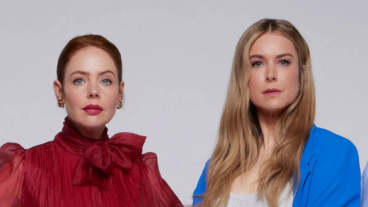 Toni (Olivia Marei) und Jessica (Nina Ensmann) wollen neue Nachnamen.