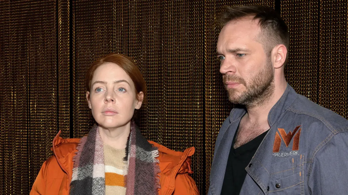 Toni (Olivia Marei) will den klaren Cut von Erik (Patrick Heinrich).