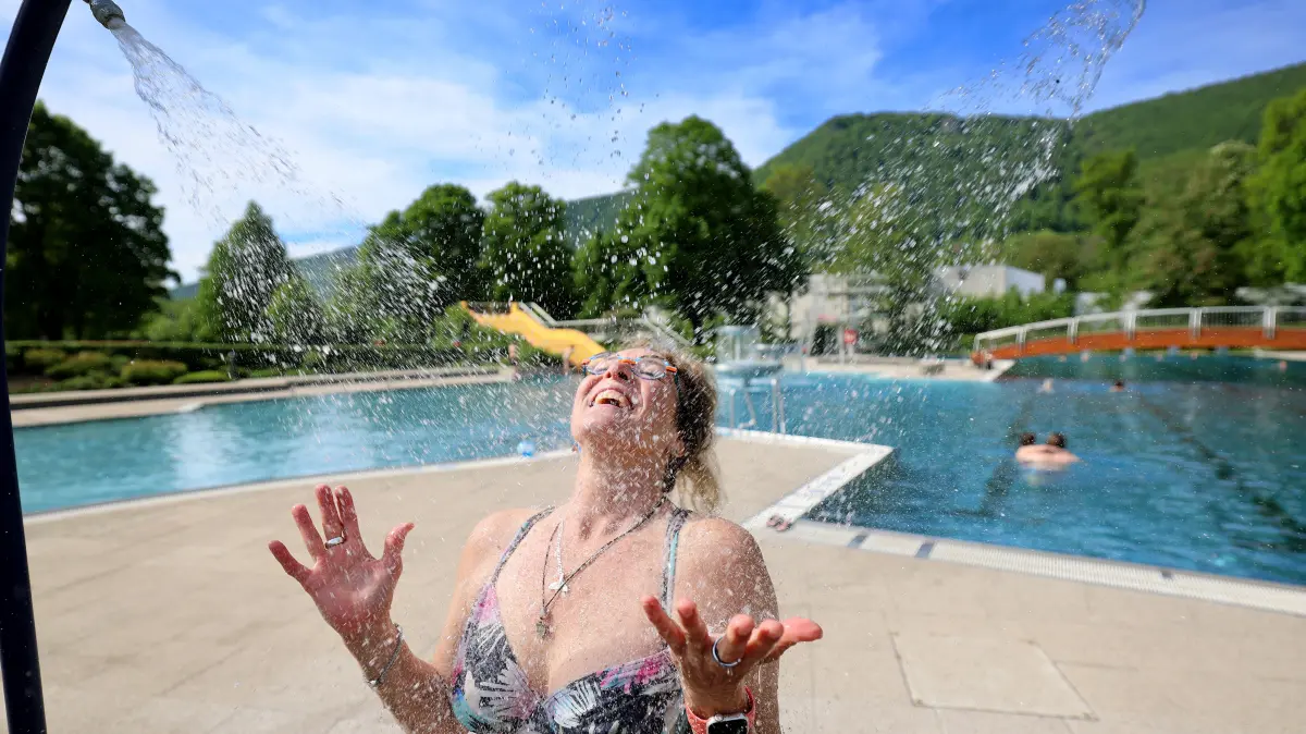 Der Frühsommer darf wieder kommen: Im Dettinger Freibad ist die Saison eröffnet worden, und zwar mit Gastronomie: Ganz kurzfristig haben neue Pächter übernommen.