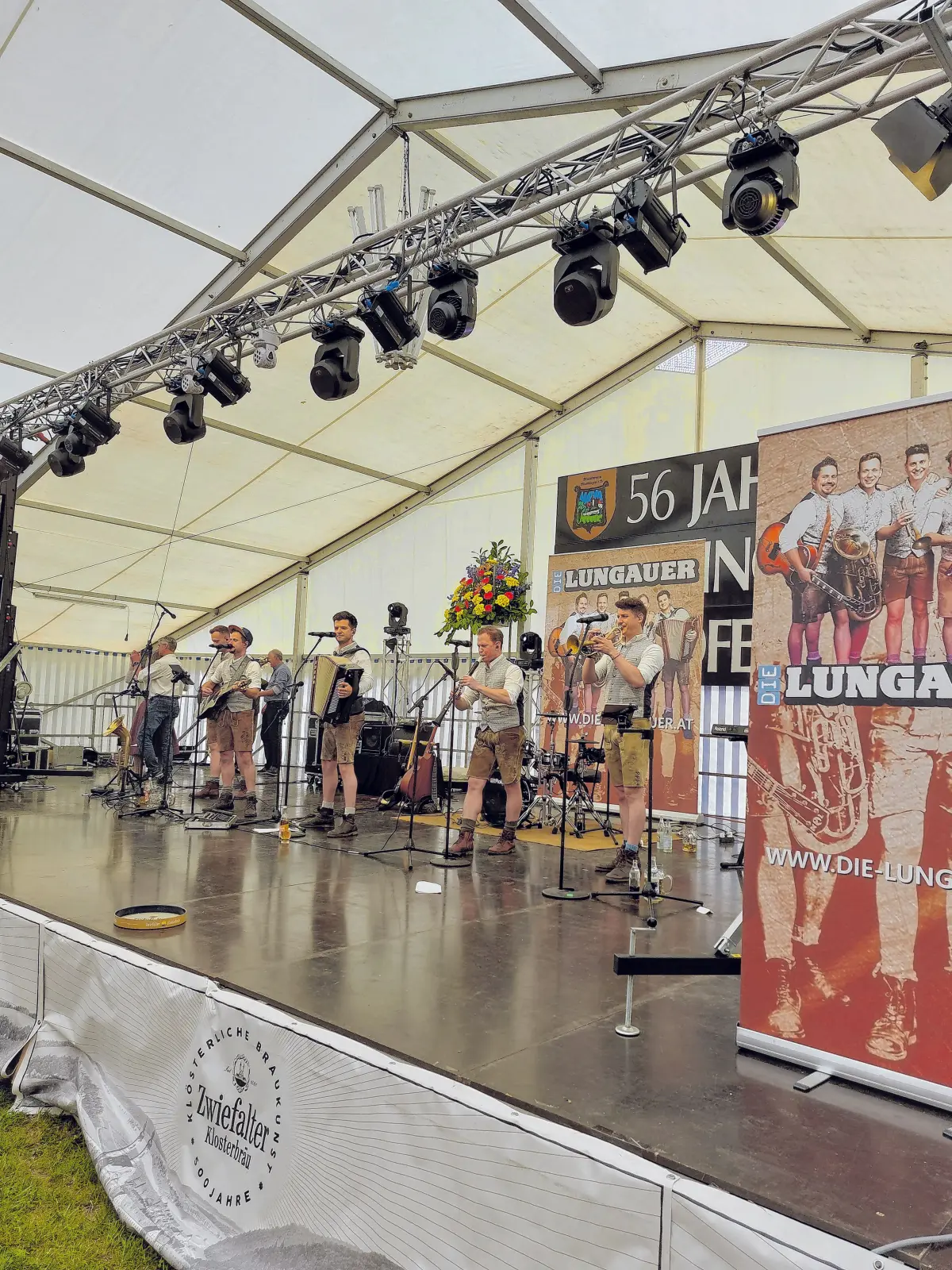Die Lungauer und DJ PhilHouse heizen ein beim Waldfest in Mundigen. ⇥Fotos: MV Mundingen