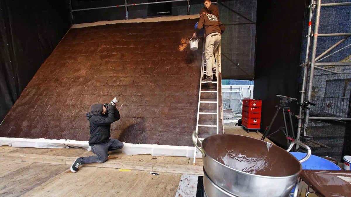 (ohne Überschrift): Vorsicht: Dieses Foto ist möglicherweise nur für den einstigen Verlag Schwäbisches Tagblatt verwendbar. Weltrekord-Keks auf der chokolArt
30.11.11 Bild: Metz