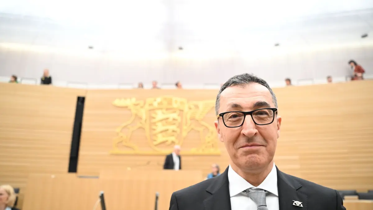 Konstituierende Sitzung des Landtags von Baden-Württemberg: 12.05.2026, Baden-Württemberg, Stuttgart: Cem Özdemir (Bündnis 90/Die Grünen), designierter Ministerpräsident von Baden-Württemberg, lächelt vor der Sitzung. Der neu gewählte Landtag von Baden-Württemberg tritt zu seiner konstituierenden Sitzung mit der Wahl eines neuen Landtagspräsidenten zusammen. Foto: Bernd Weißbrod/dpa +++ dpa-Bildfunk +++
