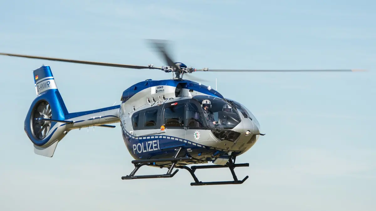 ARCHIV - 06.09.2016, Nordrhein-Westfalen, Düsseldorf: Ein Hubschrauber der Polizei in Nordrhein-Westfalen. An der Landesgrenze zu Niedersachsen wird derzeit nach Tatverdächtigen nach einer mutmaßlichen Entführung gesucht. (zu dpa: «Mutmaßliche Entführung in Osnabrück: Fahndung nach Tatverdächtigen») Foto: Wolfram Kastl/dpa +++ dpa-Bildfunk +++