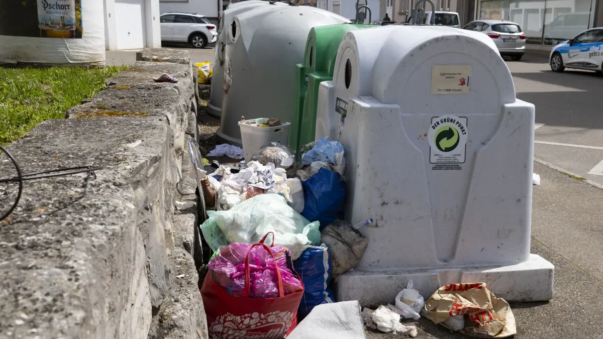 Müll Rund um den Containerstandort Steingrubestraße in Geislingen