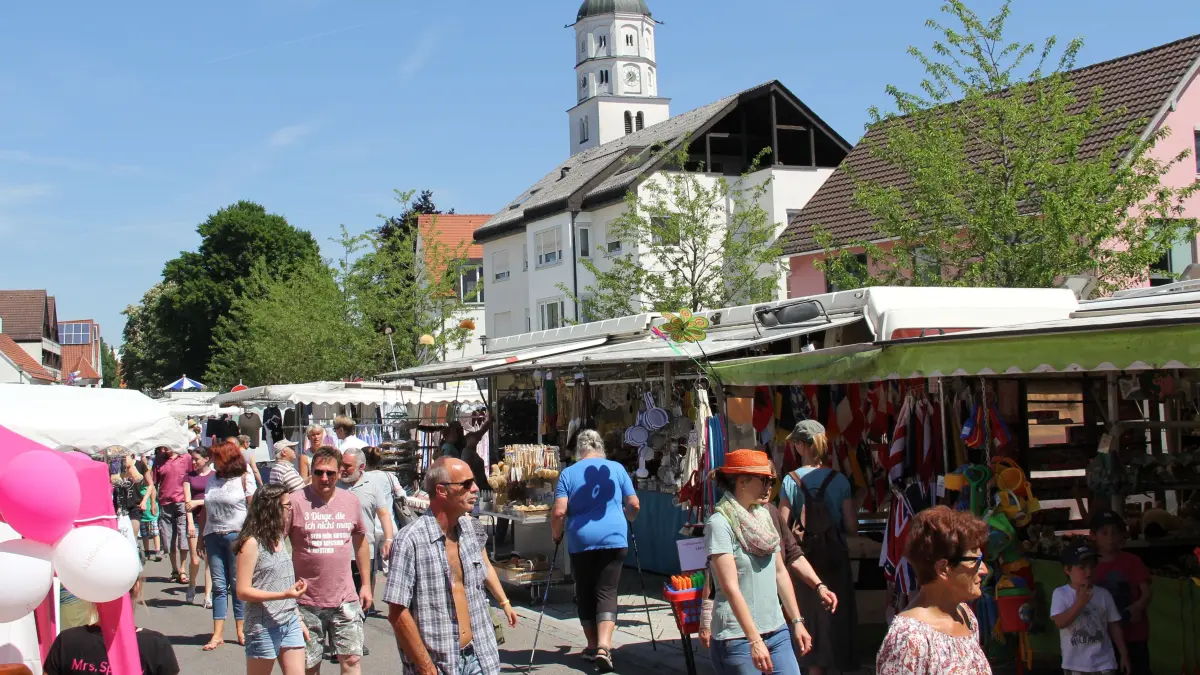 Illertissen, Frühlingsmarkt: 05/2017 Tausende schlängelten sich bei strahlendem Sonnenschein durch Illertissen, um beim Frühlingsmarkt mit rund 130 Ständen zu bummeln. Dazu öffneten am Nachmittag die meisten Geschäfte in der Innenstadt ihre Pforten. ⇥Foto: Martin Dambacher