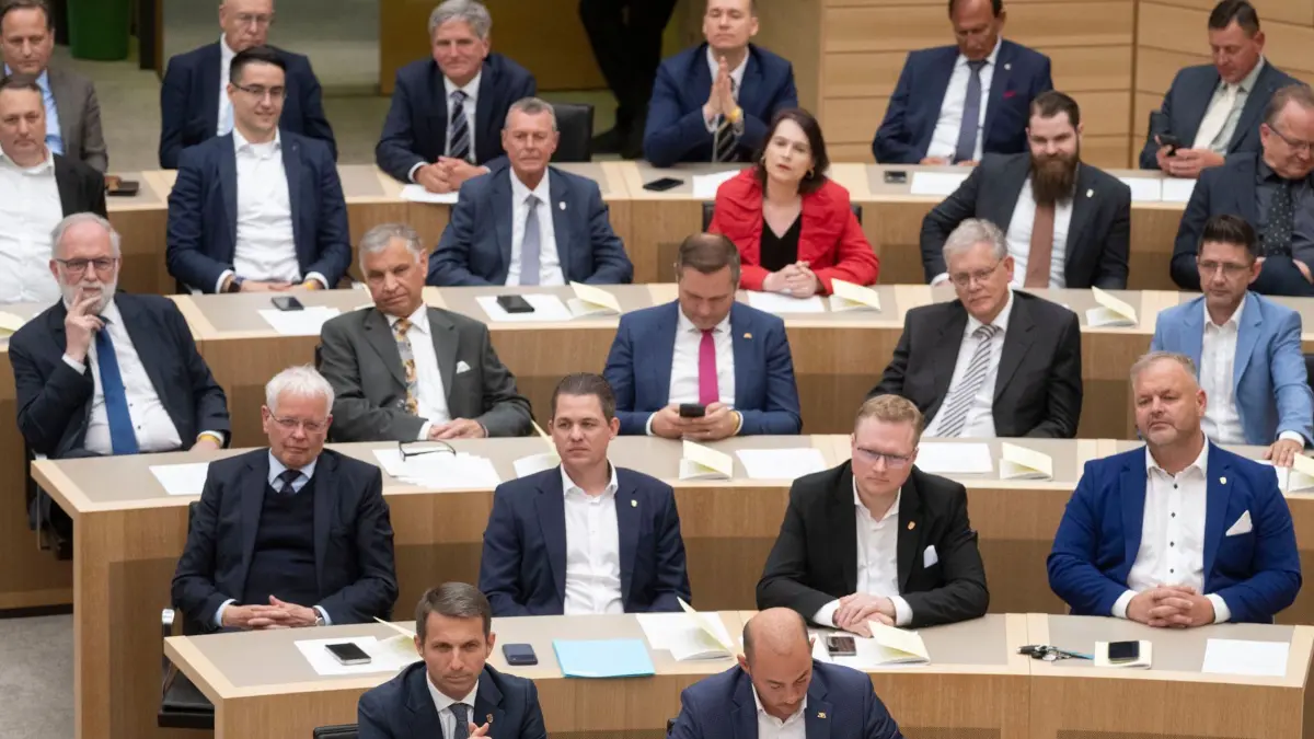 12.05.2026, Baden-Württemberg, Stuttgart: Abgeordnete der AfD nehmen an der konstituierenden Sitzung des Landtags Baden-Württemberg teil. Der neu gewählte Landtag von Baden-Württemberg tritt zu seiner konstituierenden Sitzung mit der Wahl eines neuen Landtagspräsidenten zusammen. Foto: Marijan Murat/dpa +++ dpa-Bildfunk +++