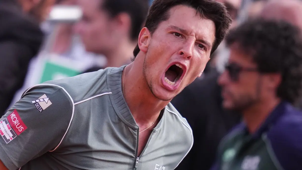 Tennis - Italian Open: 12.05.2026, Italien, Rom: Tennis: ATP-Tour, Einzel, Männer, Zverev (Deutschland) - Darderi (Italien). Luciano Darderi jubelt über seinen Sieg. Foto: Alfredo Falcone/LaPresse/AP/dpa +++ dpa-Bildfunk +++