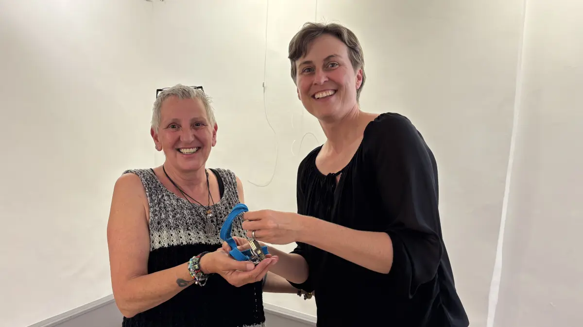 Tina Zimmermann überreicht der neuen Vorsitzenden des Kunstvereins, Cara Lila Bauer, den Schlüssel des Vereins.
