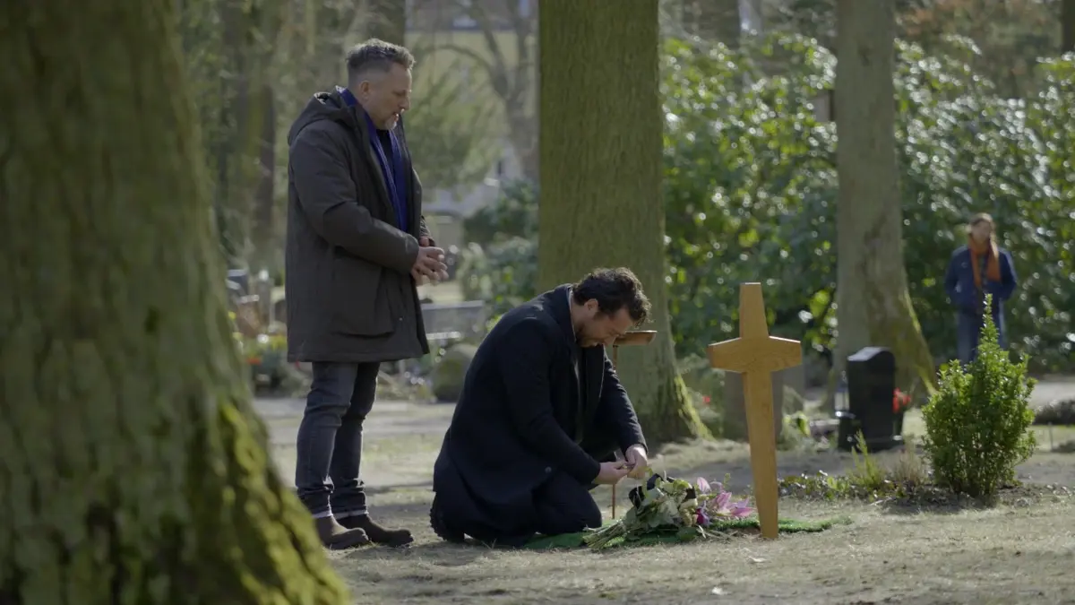 Carlos (Patrick Fernandez, r.) nimmt am Grab schweren Herzens Abschied von Zoe. Sein Freund Michi (Lars Pape) steht ihm in diesem schweren Moment zur Seite.
