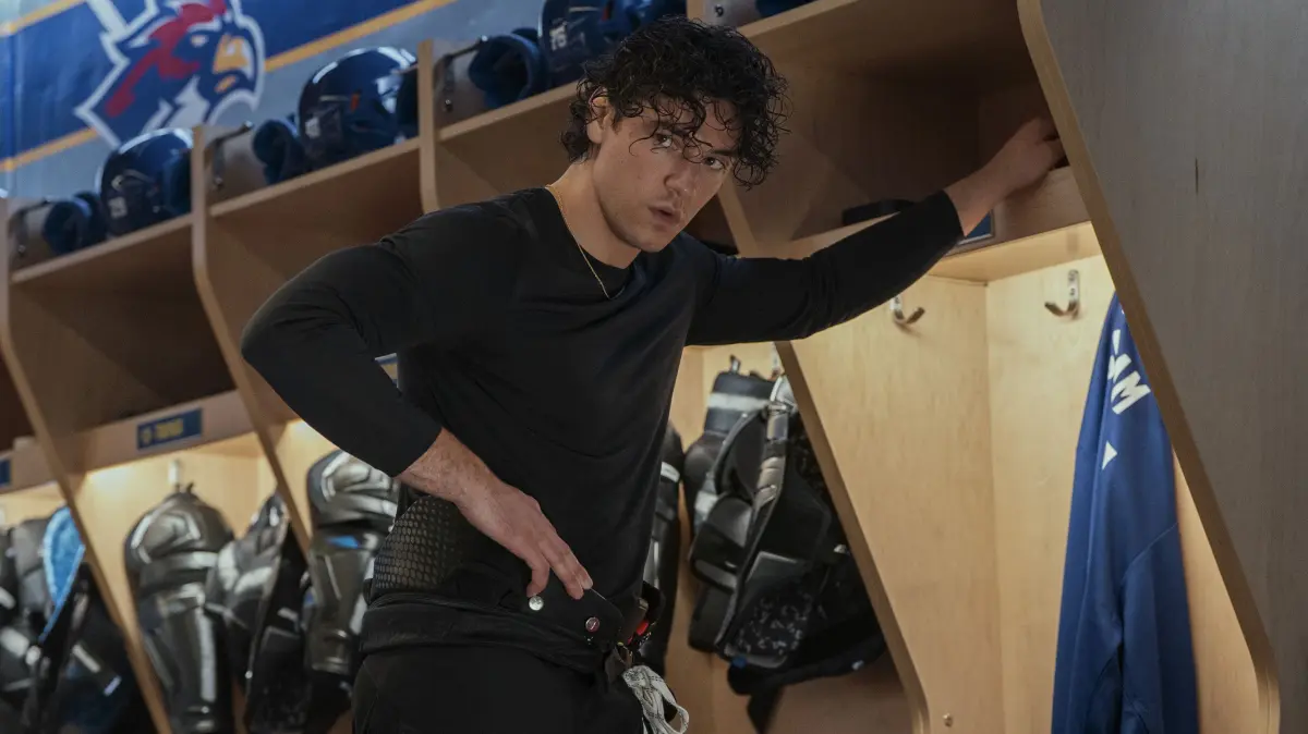 In „Off Campus“ steht Eishockeyspieler Garrett (Belmont Cameli) im Fokus.