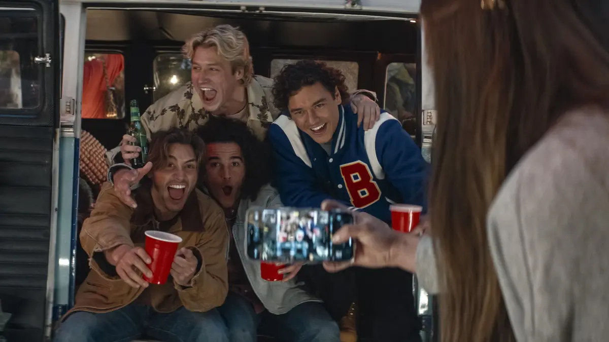 Logan (Antonio Cipriano, l.), Dean (Stephen Thomas Kalyn, oben), Tucker (Jalen Thomas Brooks, M.) und Garrett (Belmont Cameli, r.) in „Off Campus“.