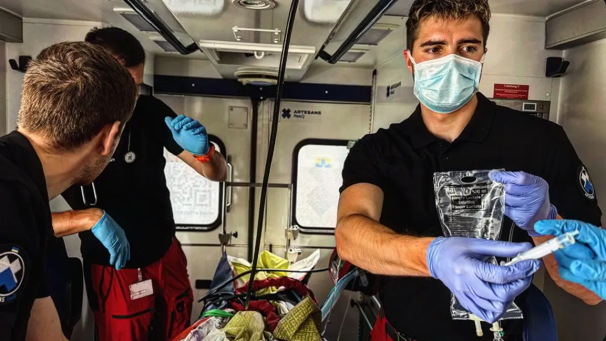 Das Team von "Artesans ResQ" bei einem Krankentransport im Jahr 2023 in der Ukraine