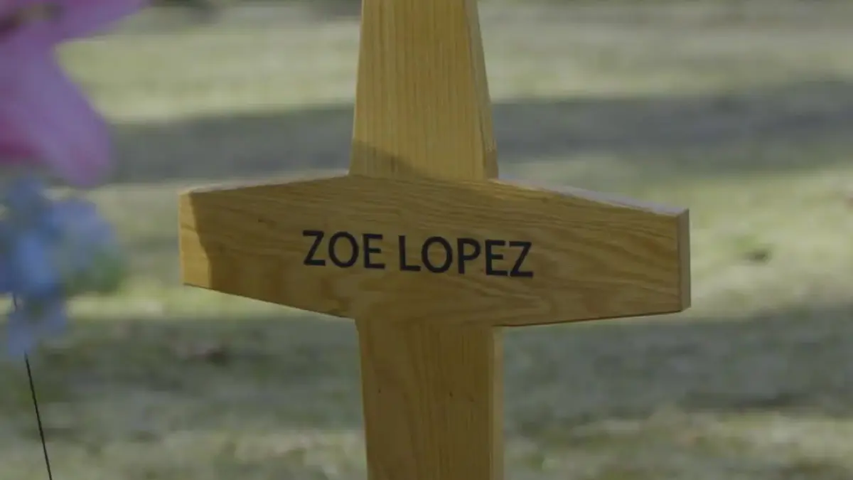 Zoe Lopez ist tot. Ihr Grab auf dem Friedhof ist allerdings sehr schlicht gehalten.