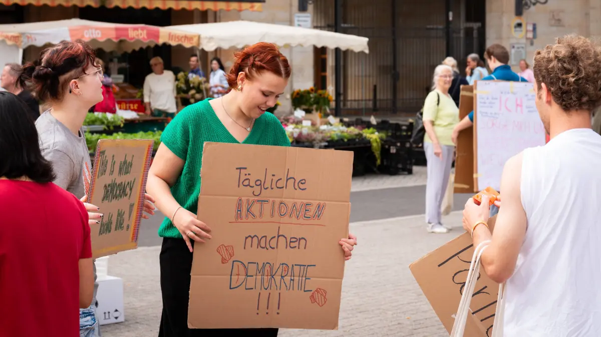 Was ist Demokratie? Darum ging es 2024 bei der Veranstaltung „Youthtopia“ von Brot für die Welt in Magdeburg (Foto), und darum soll es am Samstag, 16. Mai, in Neu-Ulm gehen.