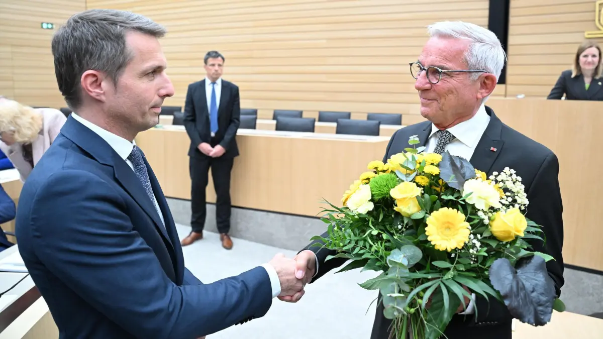 Konstituierender Sitzung des Landtags Baden-Württemberg: 12.05.2026, Baden-Württemberg, Stuttgart: Thomas Strobl (r, CDU), nimmt Glückwünsche von Martin Rothweiler, Fraktionsvorsitzender der AfD Fraktion, entgegen. Strobl wurde bei der konstituierenden Sitzung des neu gewählten Landtags von Baden-Württemberg zum Landtagspräsidenten gewählt. Foto: Bernd Weißbrod/dpa +++ dpa-Bildfunk +++