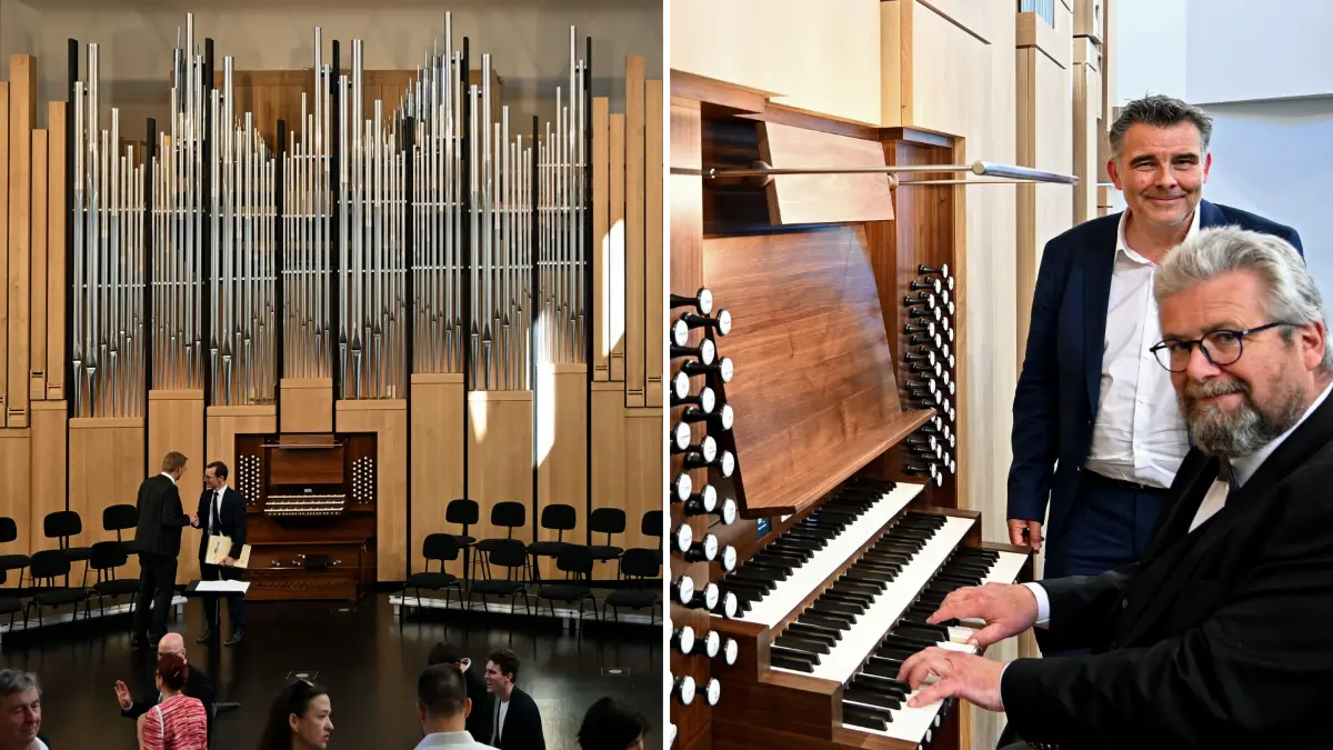 Rektor Stefan Palm am Spieltisch der neuen Klais-Orgel,im neu eröffneten Orgelhaus der Kirchenmusikhochschule, dahinter Orgelbauer Philipp Klais.