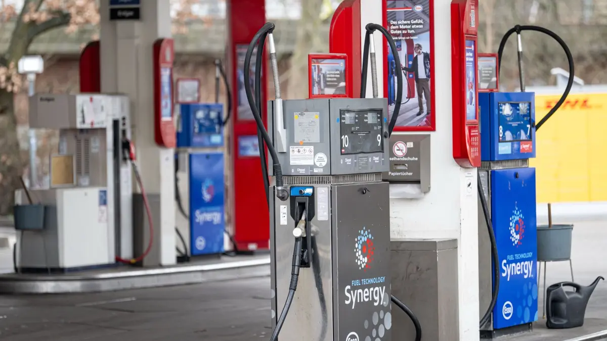 ARCHIV - 15.03.2026, Berlin: Eine Zapfsäule steht bei einer Tankstelle in Berlin-Tiergarten. (zu dpa: «Monopolkommission: Tankrabatt kommt an - Spritpreis steigt») Foto: Fabian Sommer/dpa +++ dpa-Bildfunk +++