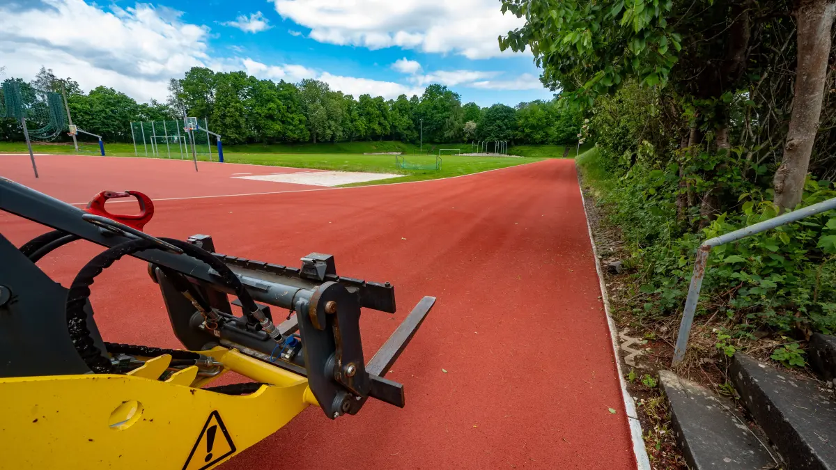 Arbeiten im Turnerschaftsstadion in GP, Laufbahn, Kleinfeld u.a. erneuert (zur Illustration des Themas Sportstättenbau