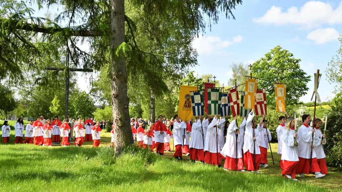 (ohne Überschrift): Zahlreiche Ministranten und Gläubige nahmen an der Öschprozession von der Kirche St. Blasius nach Berkach teil.