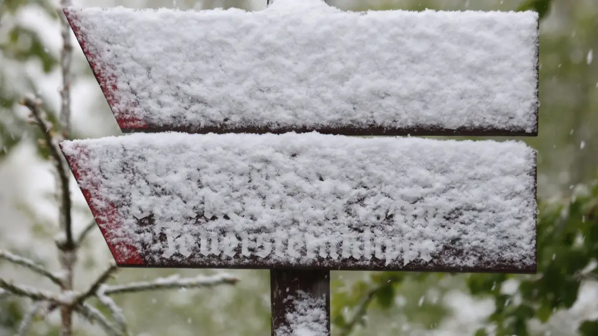 Schnee im Harz erwartet: 12.05.2026, Sachsen-Anhalt, Schierke Am Brocken: Schneebedeckt sind die Wegweiser im Harzort Schierke. Die Eisheiligen haben den Harz erreicht. In den höheren Bergregionen des Mittelgebirges hat Schneefall eingesetzt. Foto: Matthias Bein/dpa +++ dpa-Bildfunk +++