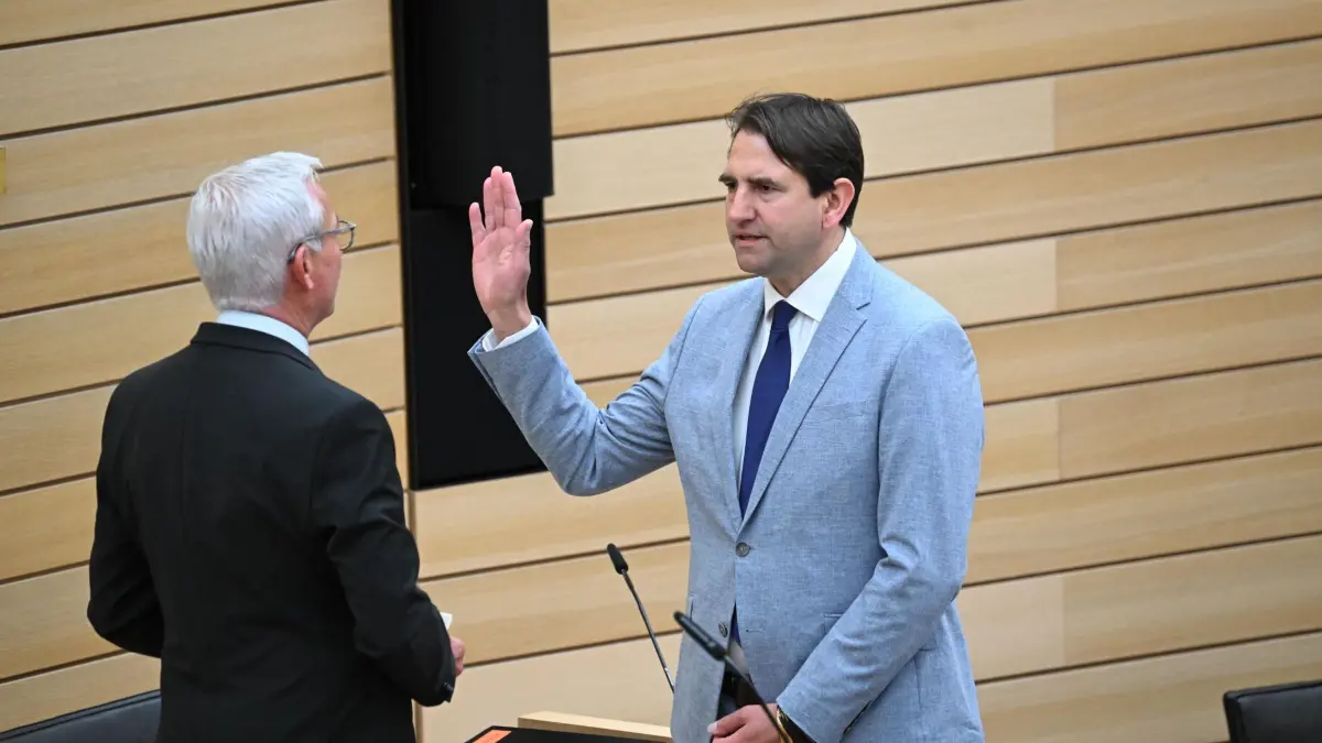 Özdemir wird Ministerpräsident von Baden-Württemberg: 13.05.2026, Baden-Württemberg, Stuttgart: Andreas Jung (CDU/CSU) wird von Thomas Strobl (CDU), Landtagspräsident von Baden-Württemberg, zum Kulturminister vereidigt. Özdemir (Bündnis 90/Die Grünen) wird im Landtag zum neuen Ministerpräsidenten von Baden-Württemberg gewählt. Foto: Bernd Weißbrod/dpa +++ dpa-Bildfunk +++