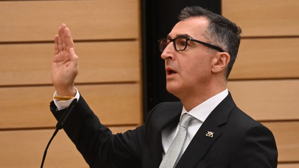 Özdemir wird Ministerpräsident von Baden-Württemberg: 13.05.2026, Baden-Württemberg, Stuttgart: Cem Özdemir (Bündnis 90/Die Grünen), designierter Ministerpräsident von Baden-Württemberg, gibt seinen Amtseind ab. Cem Özdemir (Bündnis 90/Die Grünen) wird im Landtag zum neuen Ministerpräsidenten von Baden-Württemberg gewählt. Foto: Marijan Murat/dpa +++ dpa-Bildfunk +++