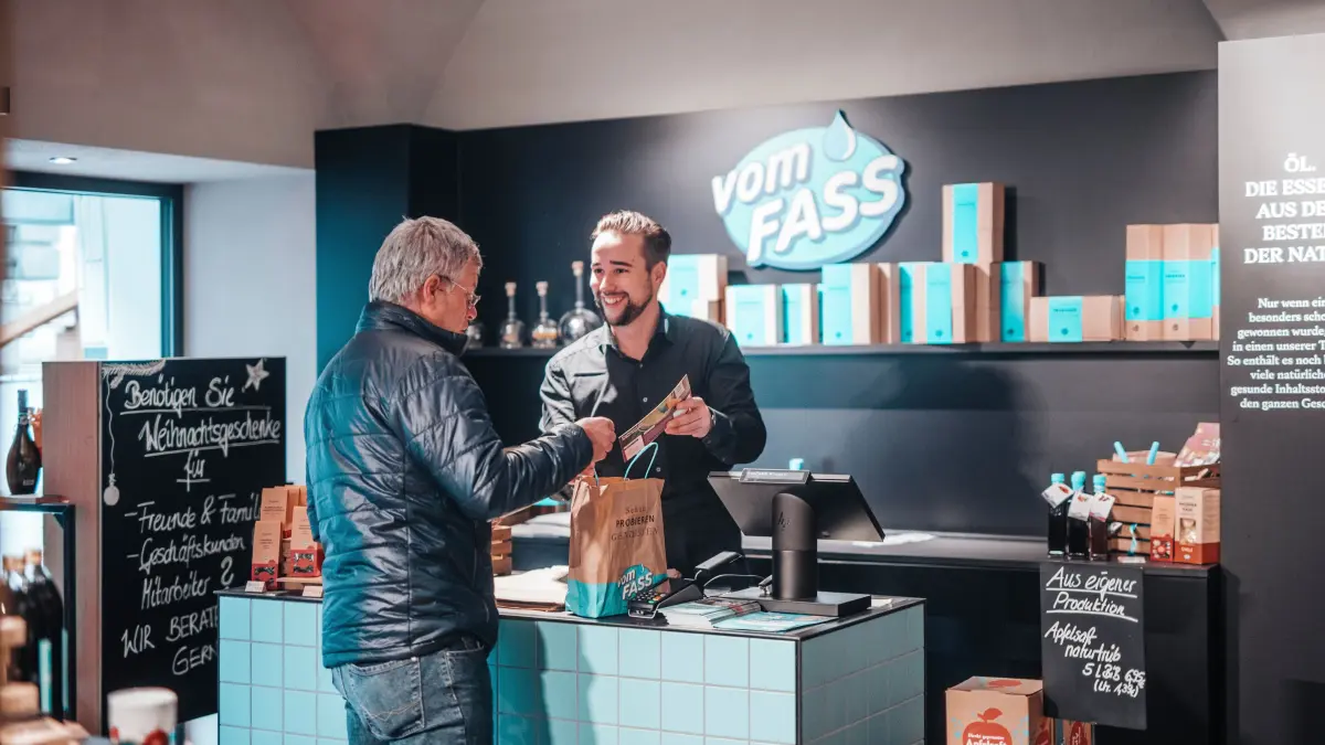 Start35 - Die VOM FASS AG vegibt den 10 besten Gründern ein Franchisestipendium und finanziert ihnen ein vomFASS-Geschäft. Weiterer Text über ots und www.presseportal.de/nr/113478 / Die Verwendung dieses Bildes ist für redaktionelle Zwecke honorarfrei. Veröffentlichung bitte unter Quellenangabe: "obs/VOM FASS AG/vomFASS, John Unseld"