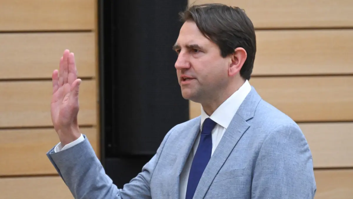 Özdemir wird Ministerpräsident von Baden-Württemberg: 13.05.2026, Baden-Württemberg, Stuttgart: Andreas Jung (CDU/CSU) legt seinen Amtseid ab zum Kulturminister ab.
Özdemir (Bündnis 90/Die Grünen) wird im Landtag zum neuen Ministerpräsidenten von Baden-Württemberg gewählt. Foto: Marijan Murat/dpa +++ dpa-Bildfunk +++