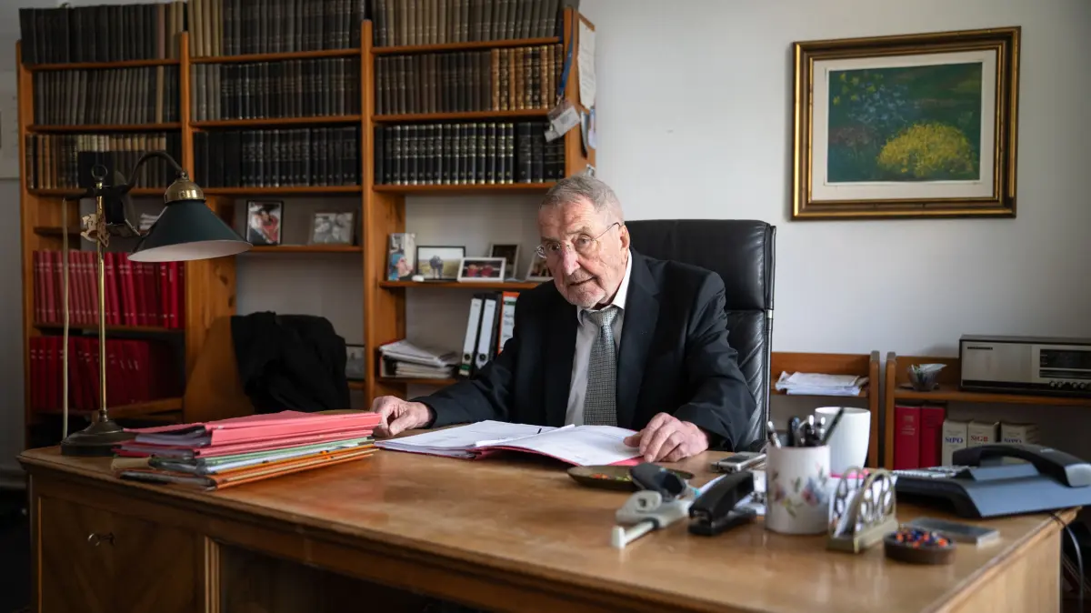 Der Anwalt Hans-Christoph Geprägs, hier in seinem Büro, hört nach genau 50 Jahren auf.