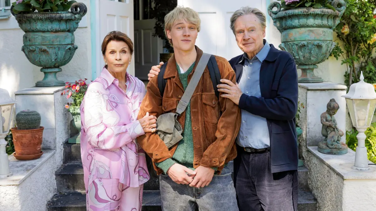 Kinostart - „Ach, diese Lücke, diese entsetzliche Lücke“: HANDOUT - 15.01.2026, ---: Senta Berger als Inge Brinkmann, Bruno Alexander als Joachim und Michael Wittenborn als Hermann Krings in einer Szene des Films «Ach, diese Lücke, diese entsetzliche Lücke» (undatierte Filmszene). Der Film kommt am 29.01.2026 in die deutschen Kinos. (zu dpa: ««Ach, diese Lücke» - Romanverfilmung mit Humor und Wehmut») Foto: -/Komplizen Film GmbH / Doll Filmproduktion GmbH / Warner Bros. Entertainment GmbH/dpa +++ dpa-Bildfunk +++
