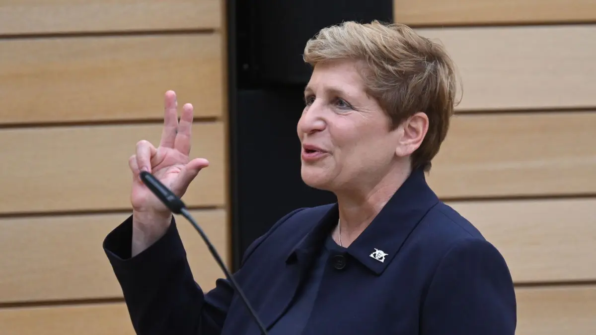 Özdemir wird Ministerpräsident von Baden-Württemberg: 13.05.2026, Baden-Württemberg, Stuttgart: Nicole Razavi legt ihren Amtseid ab. Özdemir (Bündnis 90/Die Grünen) wird im Landtag zum neuen Ministerpräsidenten von Baden-Württemberg gewählt. Foto: Marijan Murat/dpa +++ dpa-Bildfunk +++