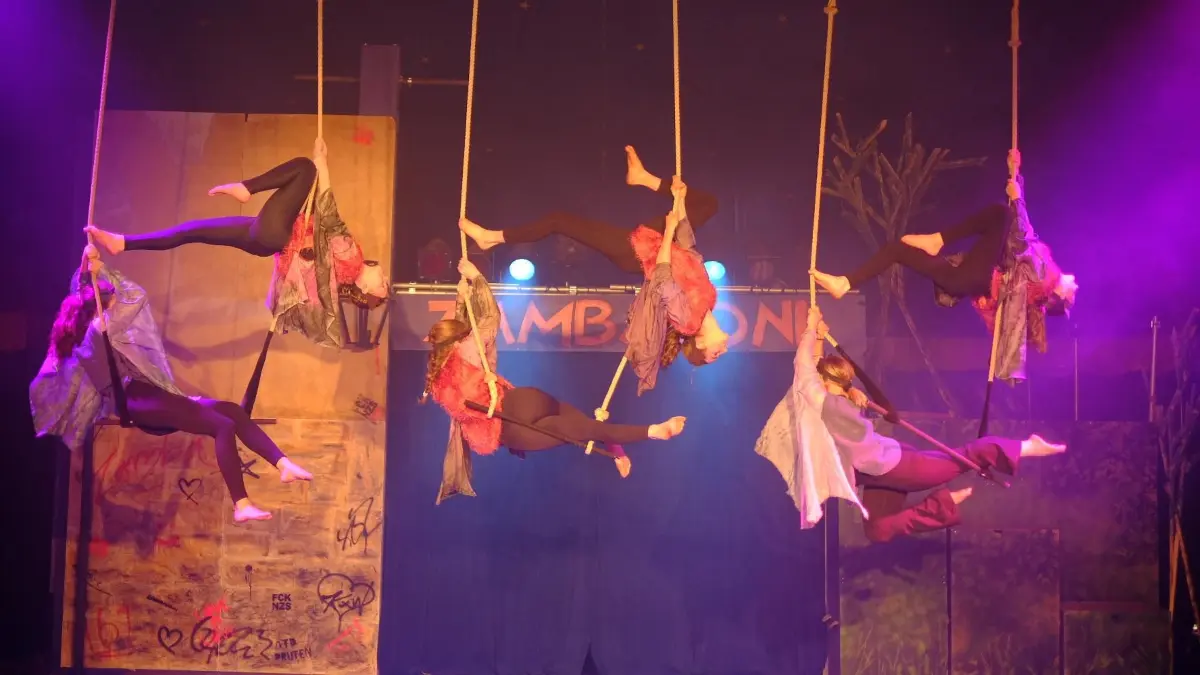 Als Fledermäuse waren die jungen Akrobaten des Zirkus Zambaioni in der Luft.