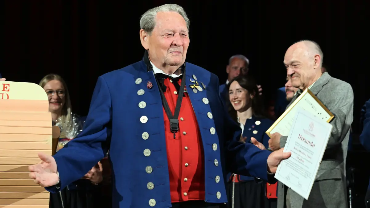 Der Ehrenvorsitzende Manfred Veser wurde für 65 Jahre Musizieren und fünf Jahrzehnte im Vorstand und Ausschuss ausgezeichnet.