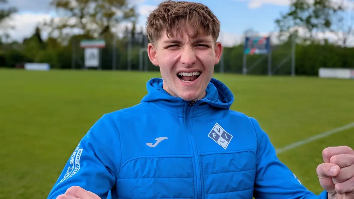 Finn Annabring vom FV Illertissen spricht auf dem Sportplatz in Staig über seinen Weg vom Bezirksliga-Torschützenkönig in die Regionalliga Bayern.