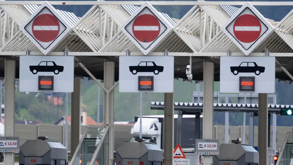 Vor der Sperrung der Brennerautobahn: ARCHIV - 04.05.2026, Österreich, Schönberg: Autos fahren am Brenner (Autobahn A13) durch die Mautstelle Schönberg. Aufgrund einer Demonstration soll am 30.05.2026 von 11.00 bis 19.00 Uhr eine Totalsperre der Brennerautobahn A13 sowie der Brennerstraße (B182) und der Ellbögener Straße (L38) eingerichtet werden. (zu dpa: «Brenner-Blockade: Kontrollen bereits an Tirols Landesgrenzen») Foto: Sven Hoppe/dpa +++ dpa-Bildfunk +++