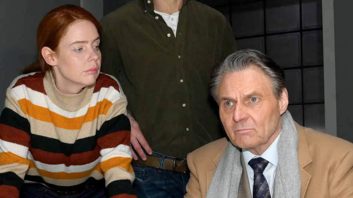 Jo Gerner (Wolfgang Bahro, r.) mauert bei der Vernehmung durch Toni (Olivia Marei) und Holger (Timo Hastenpflug).