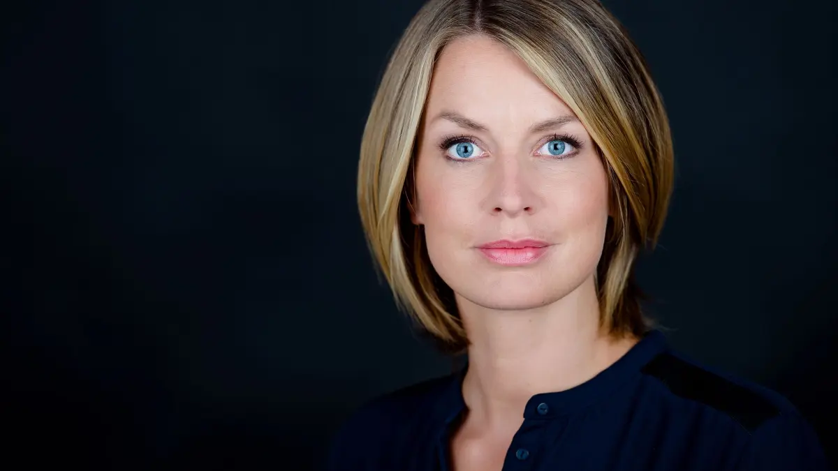 RUNDFUNK BERLIN-BRANDENBURG
Jessy Wellmer
Moderatorin Jessy Wellmer
© rbb/Gundula Krause, honorarfrei - Verwendung gemäß der AGB im Rahmen einer engen, unternehmensbezogenen Berichterstattung im rbb-Zusammenhang bei Nennung "Bild: rbb/Gundula Krause" (S2+), rbb Presse & Information, Masurenallee 8-14, 14057 Berlin, Tel: 030/97 99 3-12118 oder -12116, pressefoto@rbb-online.de
