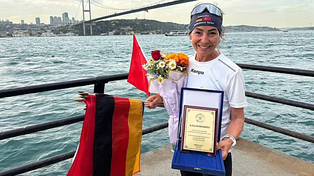 Geschafft: Nazli Hacibayramoglu bei ihrer Ankunft am Bosporus.
