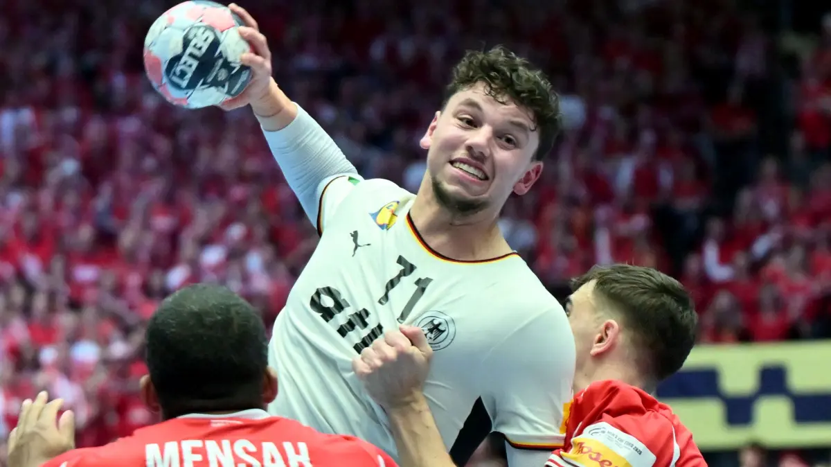 Handball, EM, Deutschland - Dänemark, Finalrunde, Finale, Jyske Bank Boxen, Marko Grgic (Deutschland) wirft neben Mads Mensah Larsen auf das Tor. +++ dpa-Bildfunk +++
