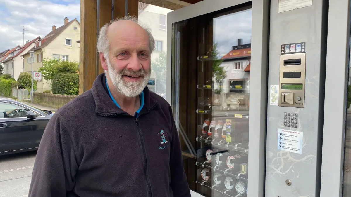 Wolfgang Gölz vor dem Verkaufsautomaten in der Biberacher Straße in Ehingen. Der Automat werde gut angenommen, sagt der Landwirt.