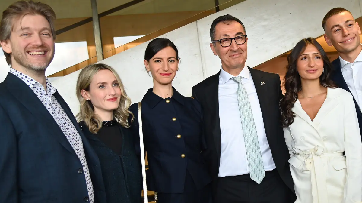 Ministerpraesidenten Wahl in Baden Wuerttemberg: Cem OEZDEMIR Ministerpraesident Baden Wuerttemberg Ehefrau Flavia ZAKA,re:Stieftochter Mia mit Ivan KRAUSE,li:Livia ZAKA, Daniel Sufrin Disler. Ministerpraesidenten Wahl in Baden Wuerttemberg am 13.05.2026 im Landtag in Stuttgart *** Cem OEZDEMIR State Premier of Baden Wuerttemberg Wife Flavia ZAKA,right Stepdaughter Mia with Ivan KRAUSE,left Livia ZAKA, Daniel Sufrin Disler State Premier election in Baden Wuerttemberg on 13 05 2026 in the state parliament in Stuttgart