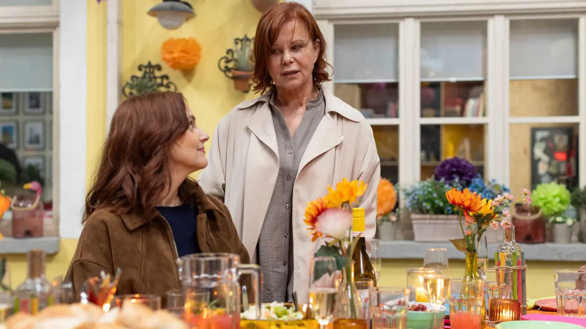 Anna (Marie Zielcke, l.) und Irene (Petra Blossey) in Folge xxxx.