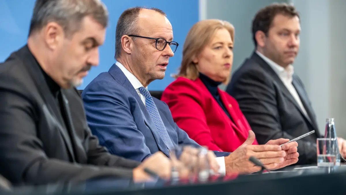 Nach dem Koalitionsausschuss: ARCHIV - 11.12.2025, Berlin: Bundeskanzler Friedrich Merz (2.v.l., CDU), Lars Klingbeil (r, SPD), Bundesminister der Finanzen, Bärbel Bas (SPD), Bundesministerin für Arbeit und Soziales, und Markus Söder (CSU), Ministerpräsident von Bayern und CSU-Vorsitzender nehmen an der Presseunterrichtung zu den Ergebnissen der Beratungen nach dem Koalitionsausschuss im Kanzleramt teil. (zu dpa: «1.000-Euro-Prämie gekippt - Reform-Fahrplan beschlossen») Foto: Michael Kappeler/dpa +++ dpa-Bildfunk +++