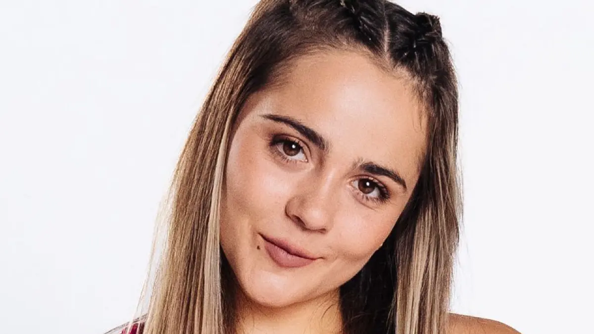 Valea (Antonia Kolano) muss ihre Karriere als Eisläuferin vorerst beenden.