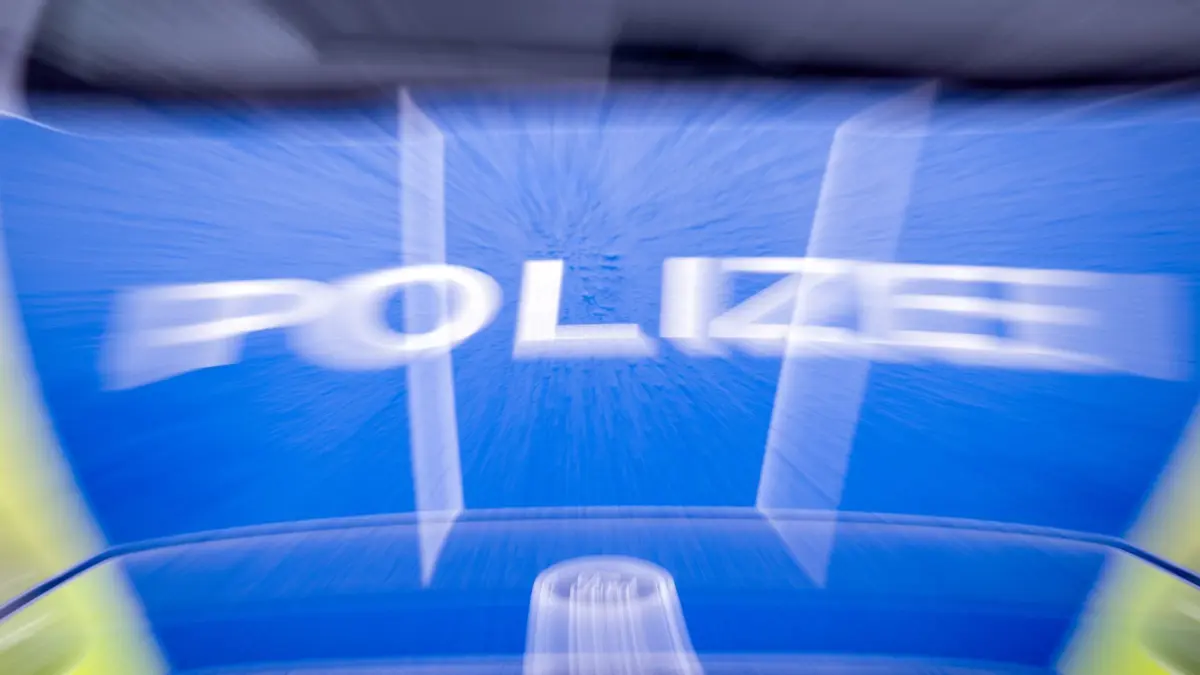 Polizeieinsatz gegen Drogenhändler: ARCHIV - 22.03.2024, Brandenburg, Trebbin: Der Schriftzug „Polizei“ auf der Kühlerhaube eines Autos. (Symbolbild) (zu dpa: «220 Polizisten im Einsatz gegen mutmaßliche Dealerbande») Foto: Soeren Stache/dpa +++ dpa-Bildfunk +++