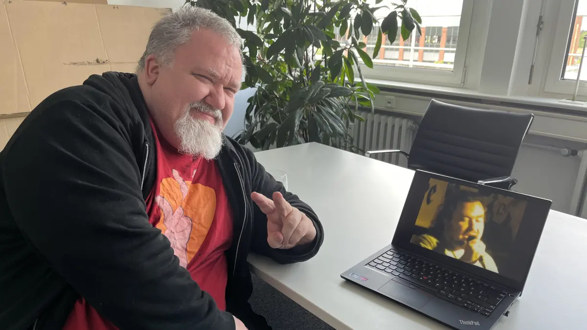 Der Reutlinger Frank Berger hat vor 20 Jahren das erste YouTube Video mit direktem Bezug zu Reutlingen hochgeladen. Darin hat er im Kohla (Kaiserhalle) einen Karaokeauftrifft abgeliefert.