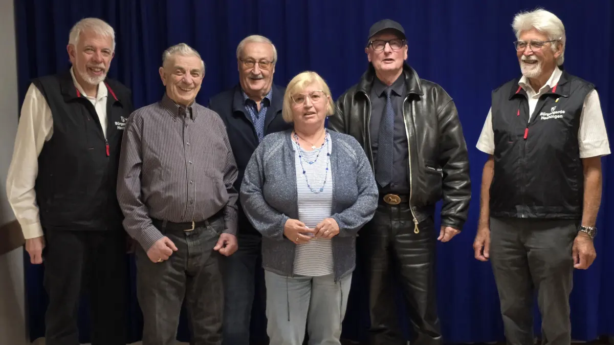 Die Geehrten der Bürgergarde mit den beiden Vereinschefs (von links): Vorsitzender Wolfgang Stooß, Giovanni Vittorioso, Hans-Jürgen Wirth, Rita Zillgener, Michael Becker und stellvertretender Vorsitzender Armin Bailer.