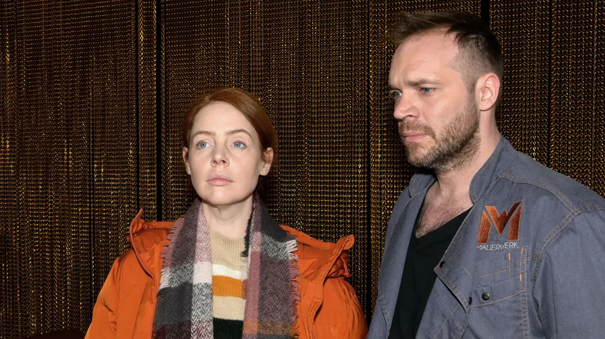 Toni (Olivia Marei) will sich von Erik (Patrick Heinrich) scheiden lassen.