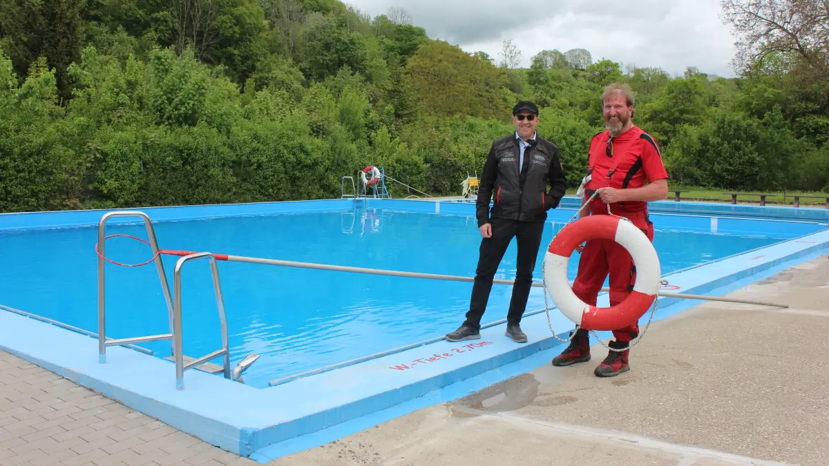 Jungingen Freibad Bürgermeister Simmendinger und Alexander Schaupp