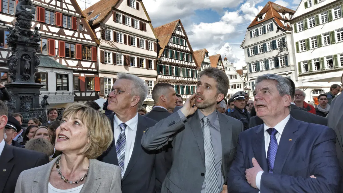 (ohne Überschrift): Vorsicht: Dieses Foto ist möglicherweise nur für den einstigen Verlag Schwäbisches Tagblatt verwendbar. Bundespräsident Joachim Gauck (rechts) zu Besuch in Tübingen (Marktplatz). Links Daniela Schadt, deneben MP Winfried Kretschmann, daneben OB Boris Palmer
19.04.12 Bild: Metz